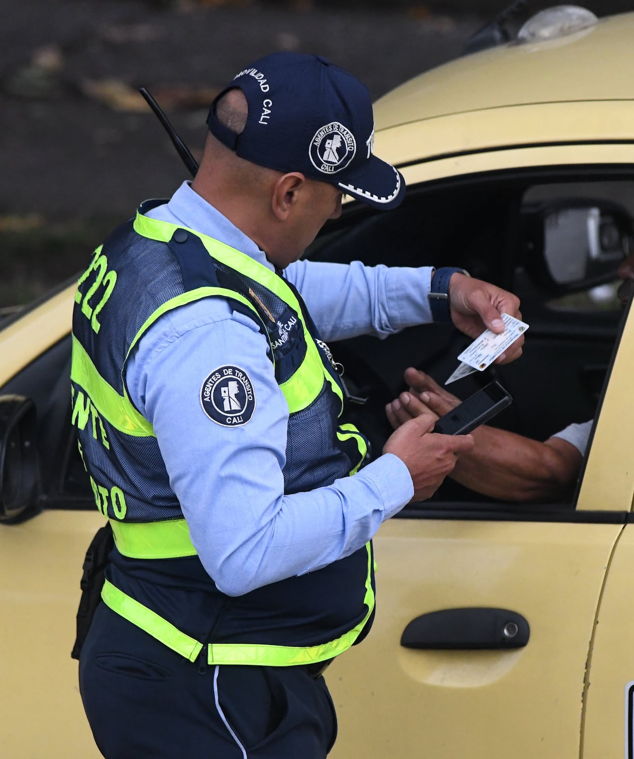 Cali: Los operativos de control por parte de agentes de tránsito que se vienen desarrollando en la ciudad han incrementado las agresiones contra los estos funcionarios de movilidad. foto José L Guzmán. EL País.