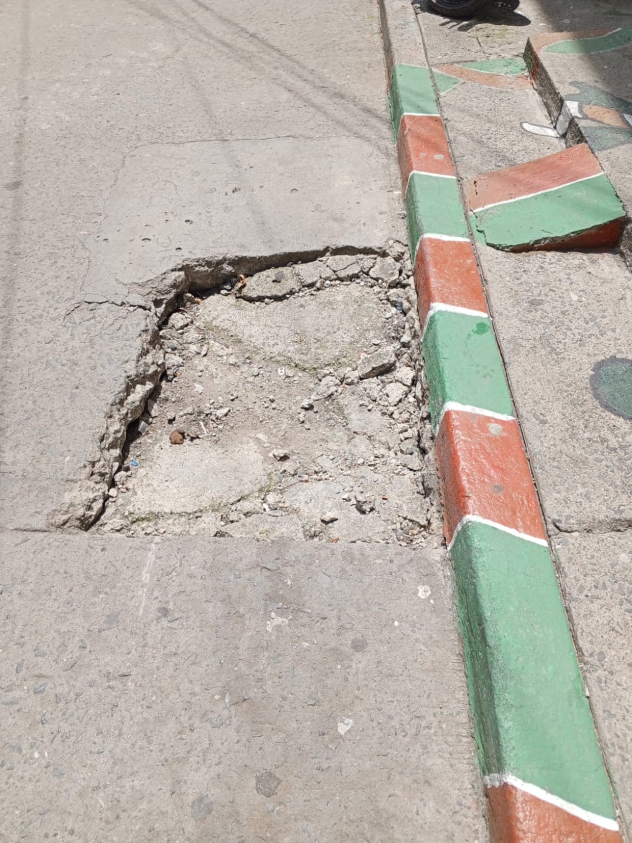 El hueco, ubicado frente a una vivienda del sector, ha generado alertas tras la caída reciente de un motociclista.