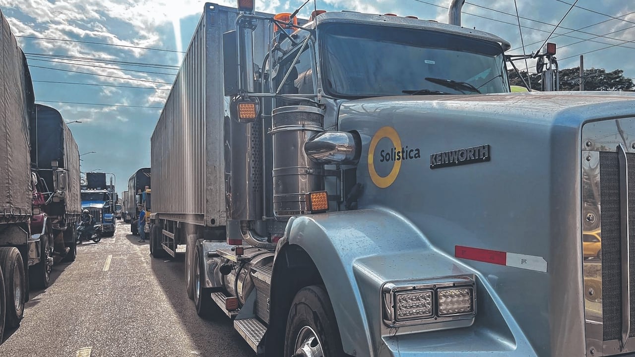 Se estima que en Colombia una flota de aproximadamente 450 mil vehículos transportadores de carga que ruedan por las distintas vías del país. Sin embargo, la caída en importaciones y exportaciones ha hecho que se presente una sobreoferta, lo que obliga a regular este servicio. Foto José Luis Guzmán, El País