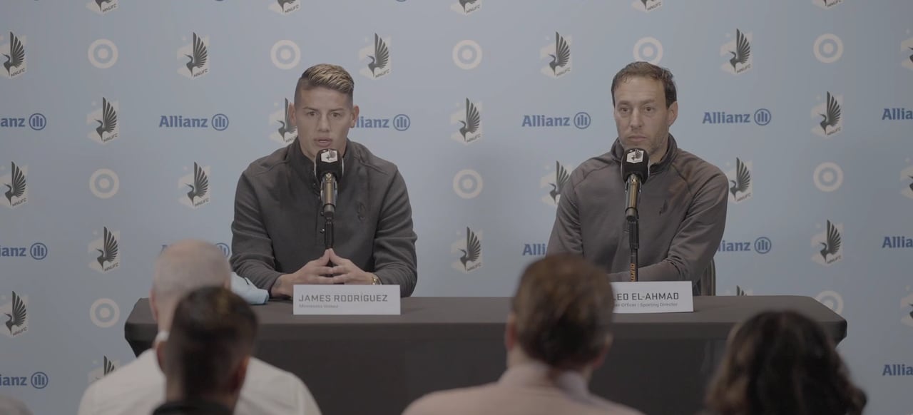 James Rodríguez (izq.) en su presentación con el Minnesota United.