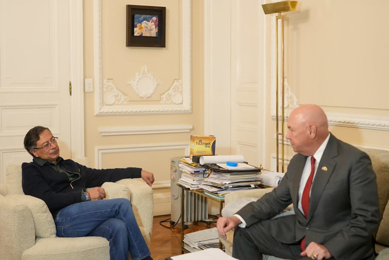 Gustavo Petro y John McNamara