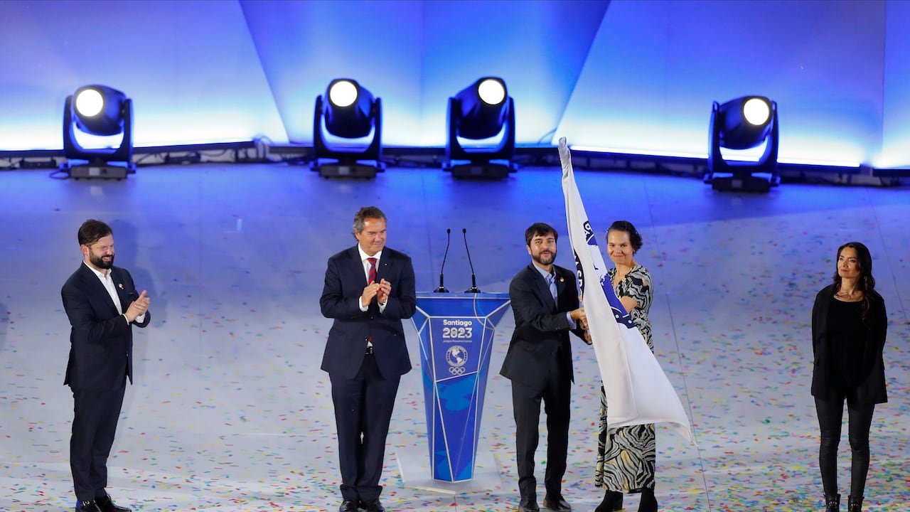 Neven Ilic, Presidente de Panam Sports, entrega la bandera panamericana al comité organizador de los Juegos Panamericanos Barranquilla 2027 durante la Ceremonia de Clausura de los Juegos Panamericanos Santiago 2023 en el Estadio Bicentenario de La Florida en el Día 16 de los Juegos Panamericanos Santiago 2023 el 5 de noviembre de 2023 en Santiago, Chile.