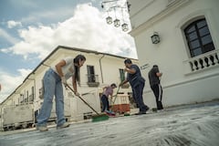 La limpieza de este importante espacio urbano implicó barrer, recoger basura, y mantener los espacios públicos en orden. También es importante, fue importante desinfectar áreas de juegos y mantener el parque en buen estado.