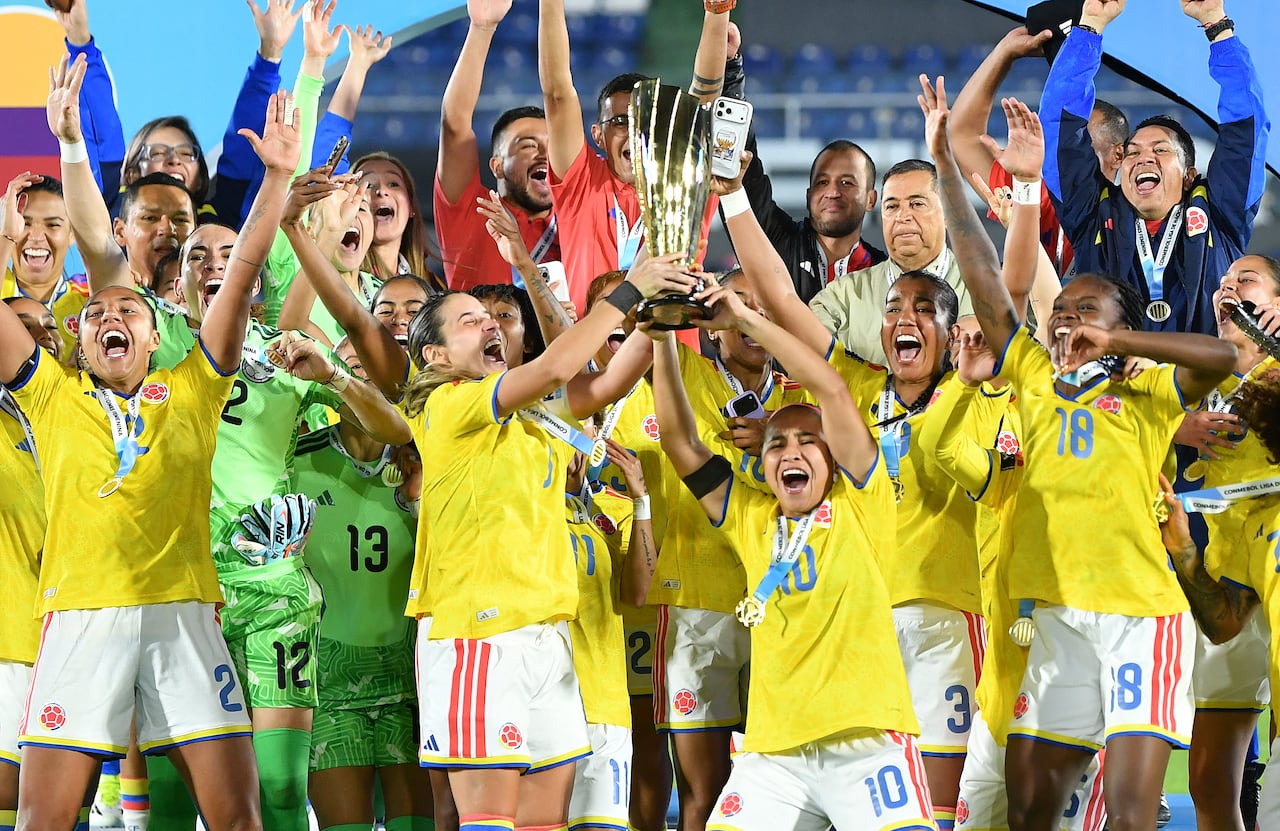 La centrocampista colombiana Daniela Montoya (número 6) y la centrocampista colombiana Leicy Santos (número 10) levantan el trofeo tras la victoria de Colombia en la Liga de Naciones Femenina de la CONMEBOL al término del partido de fútbol entre Paraguay y Colombia en el Estadio Defensores del Chaco de Asunción, el 9 de junio de 2026. (Foto de DANIEL DUARTE / AFP)