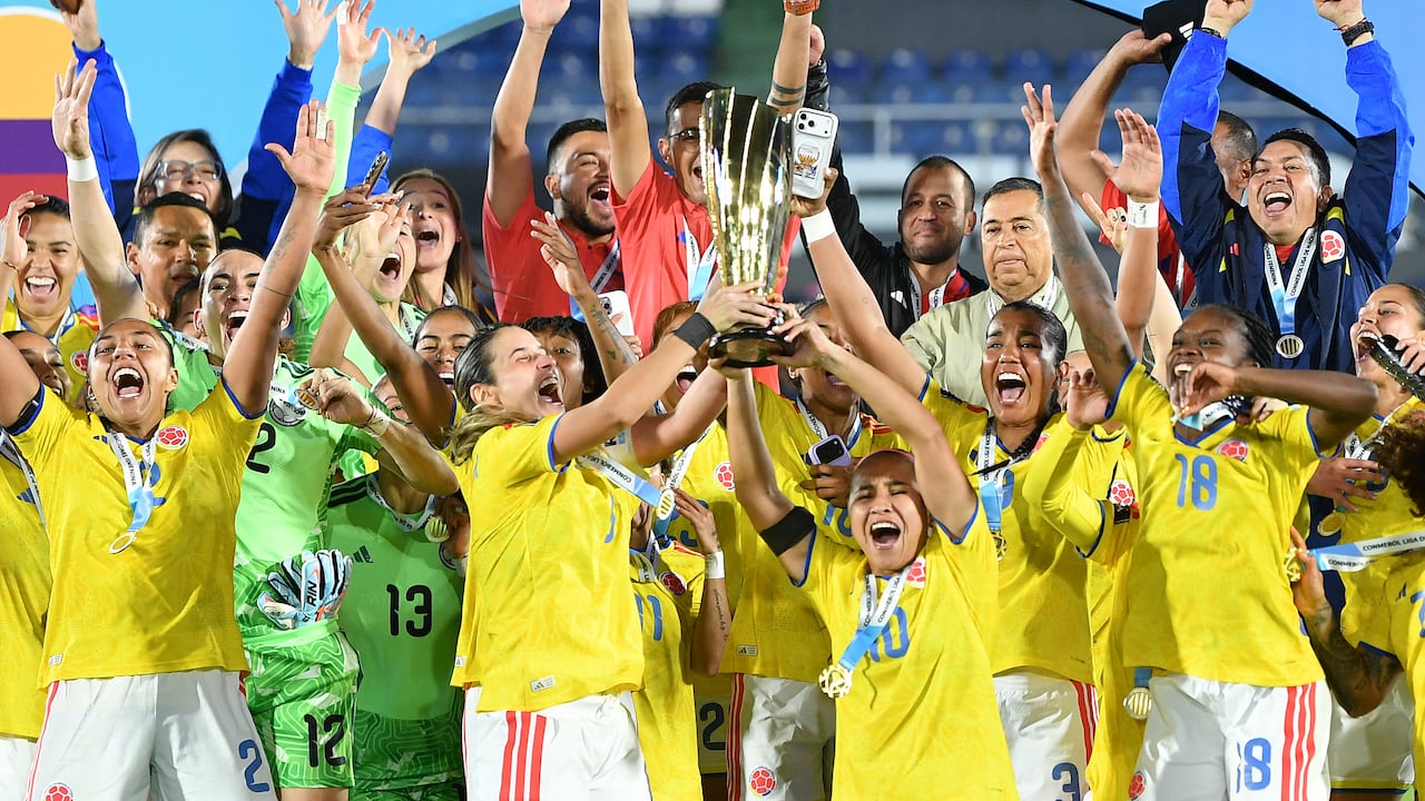 La centrocampista colombiana Daniela Montoya (número 6) y la centrocampista colombiana Leicy Santos (número 10) levantan el trofeo tras la victoria de Colombia en la Liga de Naciones Femenina de la CONMEBOL al término del partido de fútbol entre Paraguay y Colombia en el Estadio Defensores del Chaco de Asunción, el 9 de junio de 2026. (Foto de DANIEL DUARTE / AFP)