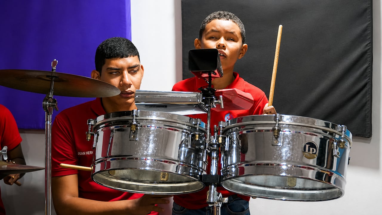 Juan David Hernández y Samuel Montiel, bateristas.
Foto: Orquesta Veinte Veinte, cedida a El País