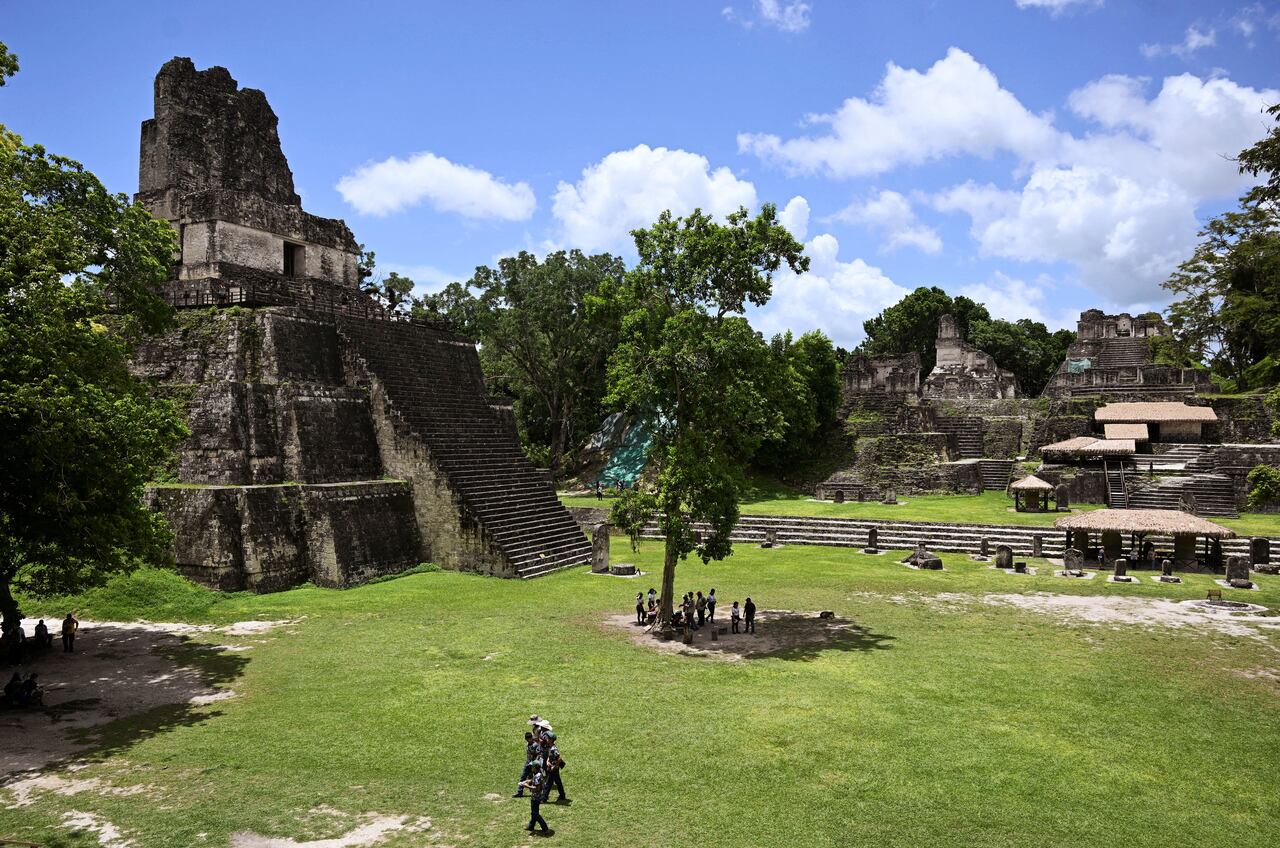 Templo maya en la zona arqueológica de Tikal, en la Reserva de la Biosfera Maya de Petén, Guatemala.