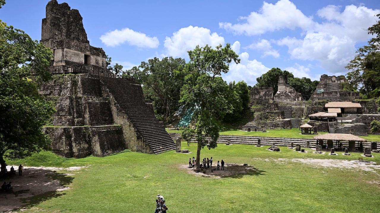 Templo maya en la zona arqueológica de Tikal, en la Reserva de la Biosfera Maya de Petén, Guatemala.