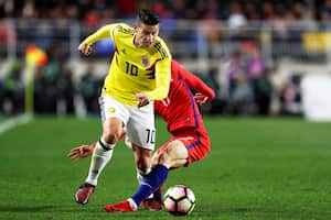 James Rodriguez lucha por el balón ante el surcoreano Lee Jae-sung durante el partido amistoso celebrado entre Corea del Sur y Colombia en el Estadio de la Copa del Mundo de Suwon (Corea del Sur).