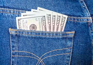 Bolsillo de pantalón de jean con billetes.