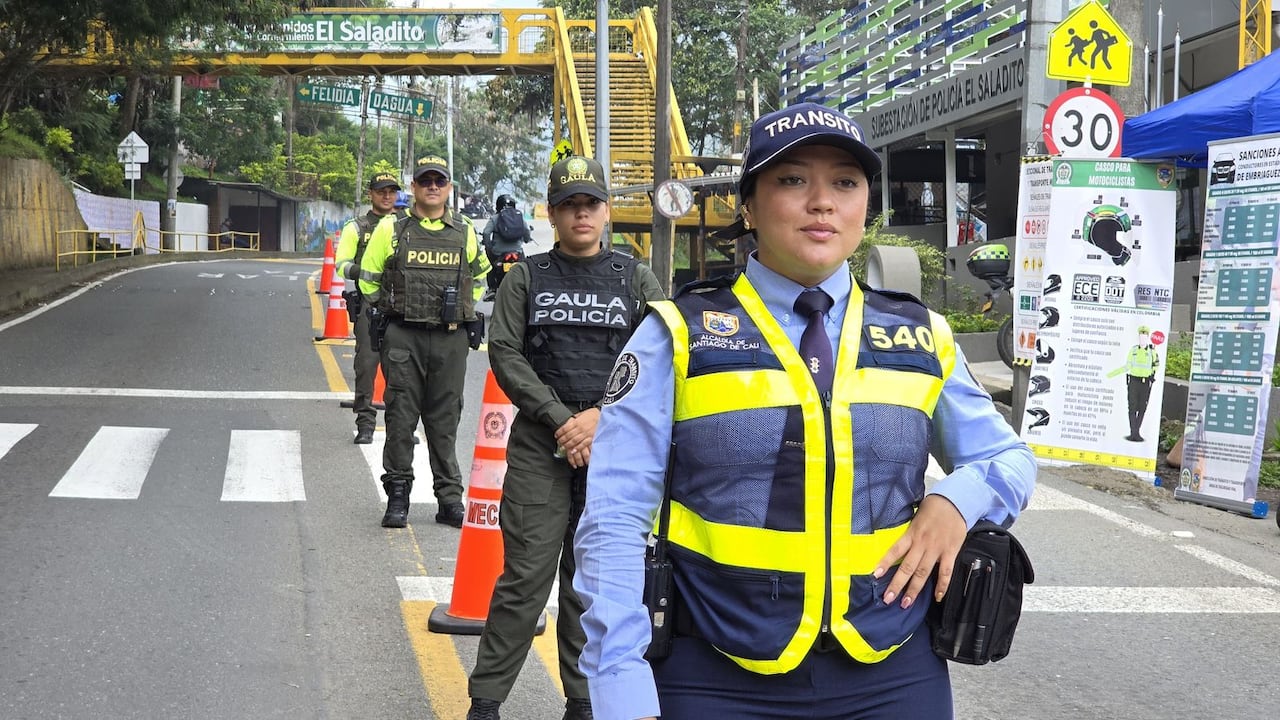 Agentes de tránsito y Policía Nacional regulan el ingreso a Cali para garantizar un regreso seguro de los viajeros.