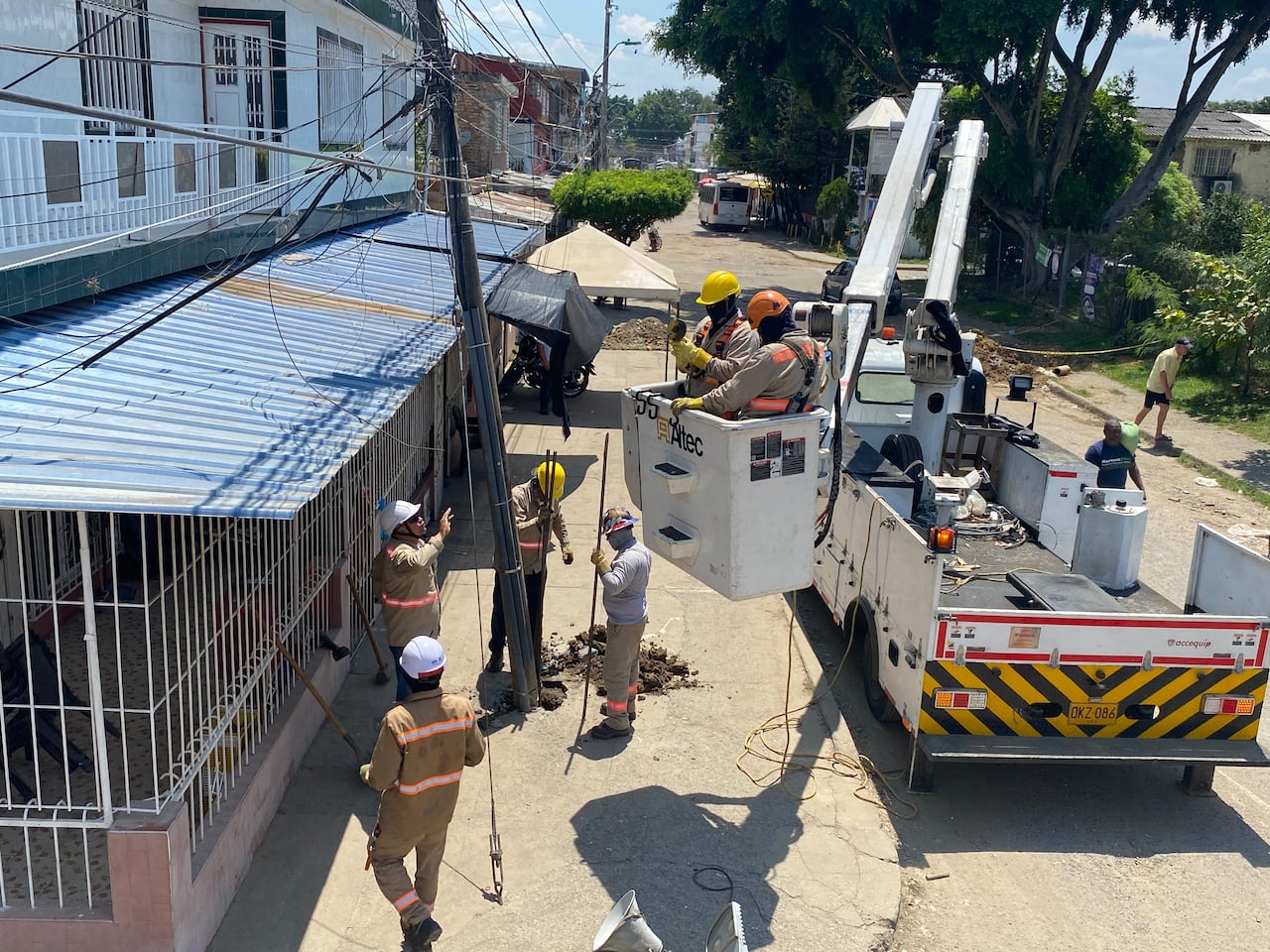 Esta es otra de las fotografías que compartió Emcali sobre el reemplazo del poste en Mariano Ramos.