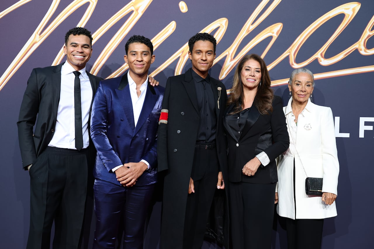 Alejandra Jackson, la madre colombiana de Jaafar Jackson, hizo presencia junto al resto de su familia y le mostró su respaldo a su hijo