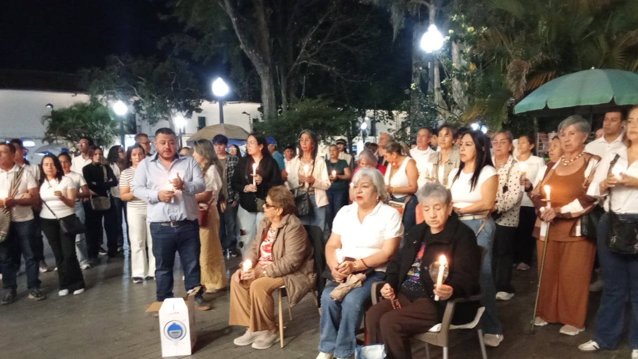 Durante la concentración, Luis Felipe Revelo, hijo de la comerciante, agradeció el respaldo recibido por parte de la ciudadanía y pidió que continúen las manifestaciones de apoyo hasta lograr el regreso de su madre.