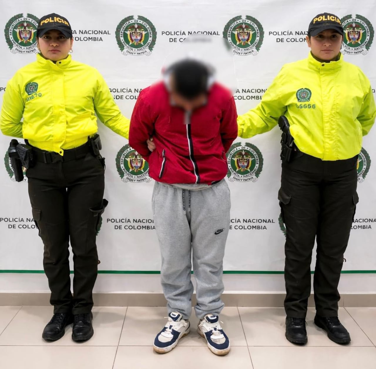 Durante el operativo conjunto con el Ejército Nacional de Colombia fueron incautadas dos armas de fuego y 112 cartuchos calibre 12 milímetros, presuntamente vinculados a actividades delictivas en la región.