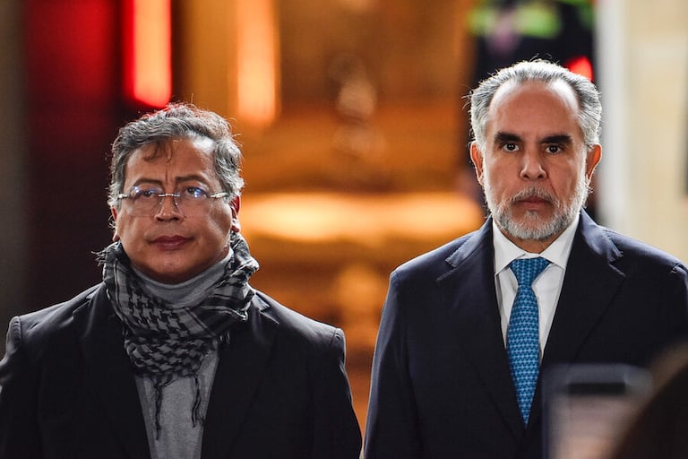 El ministro del Interior, Armando Benedetti, ha sido centro de la polémica por declaraciones sobre la reelección presidencial, mientras Gustavo Petro alertó sobre la compra de votos.