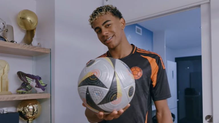 Lamine Yamal vistiendo la camiseta de Luis Díaz en su primer video de YouTube