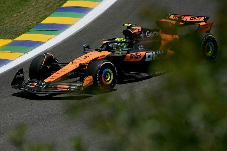 El piloto británico de McLaren, Lando Norris, conduce durante la sesión de entrenamientos del Gran Premio de Fórmula Uno de Sao Paulo.