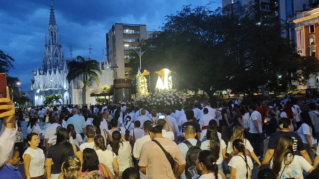 La celebración de la Virgen de Fátima congregó a cientos de personas en el centro y norte de Cali.