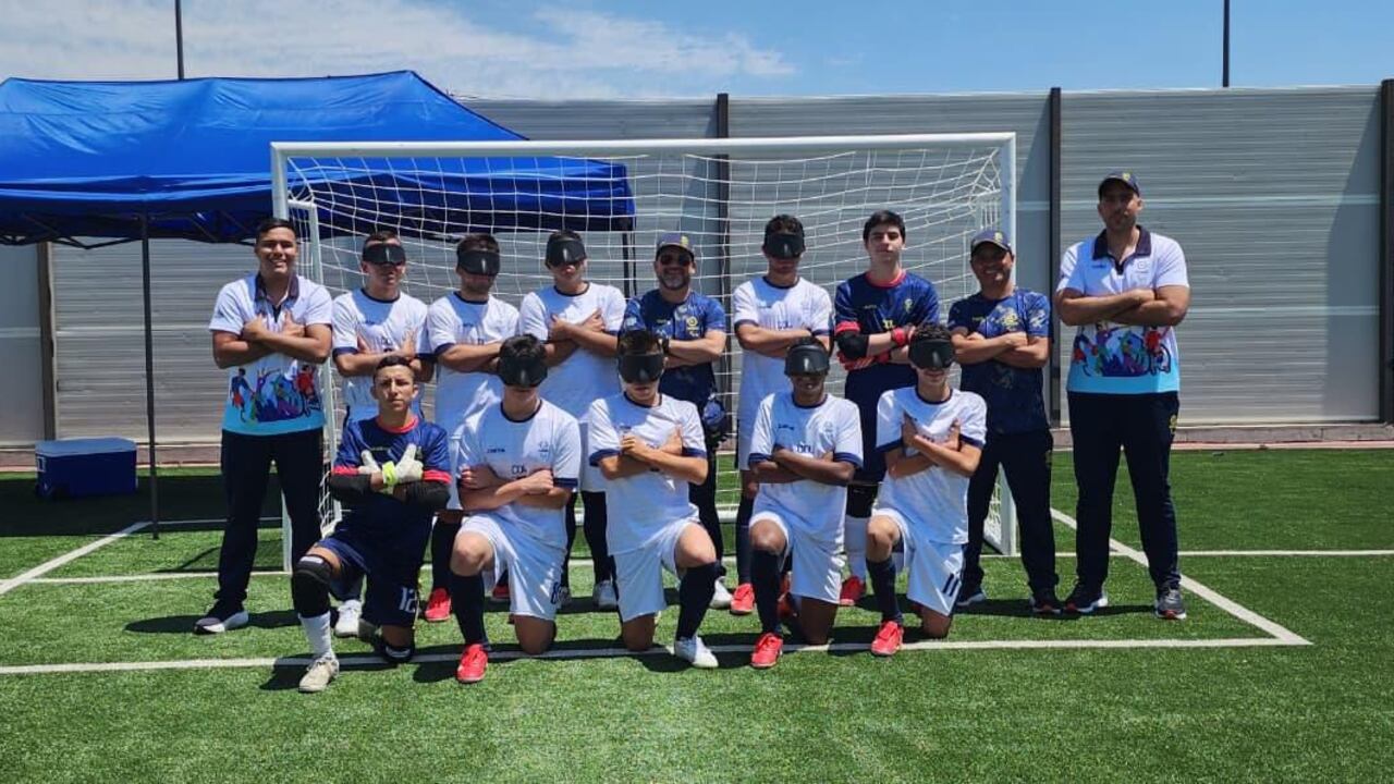 La selección colombiana de fútbol para ciegos participa en los Juegos Parapanamericanos Juveniles 2025 en Chile, con la meta de avanzar hacia el ciclo paralímpico rumbo a Los Ángeles 2028.