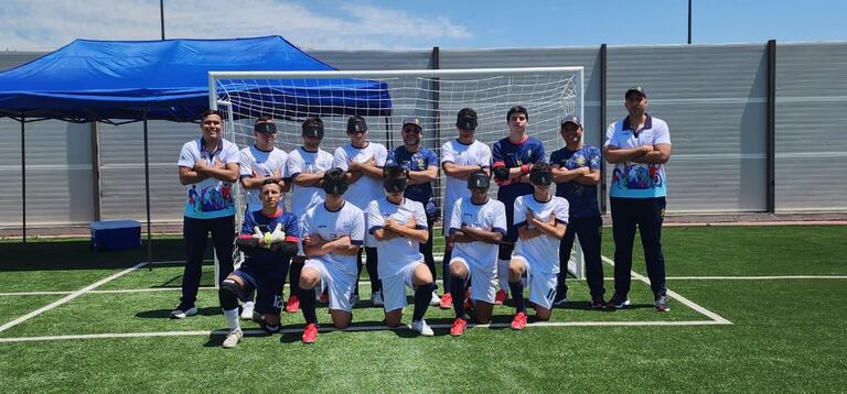 La selección colombiana de fútbol para ciegos participa en los Juegos Parapanamericanos Juveniles 2025 en Chile, con la meta de avanzar hacia el ciclo paralímpico rumbo a Los Ángeles 2028.