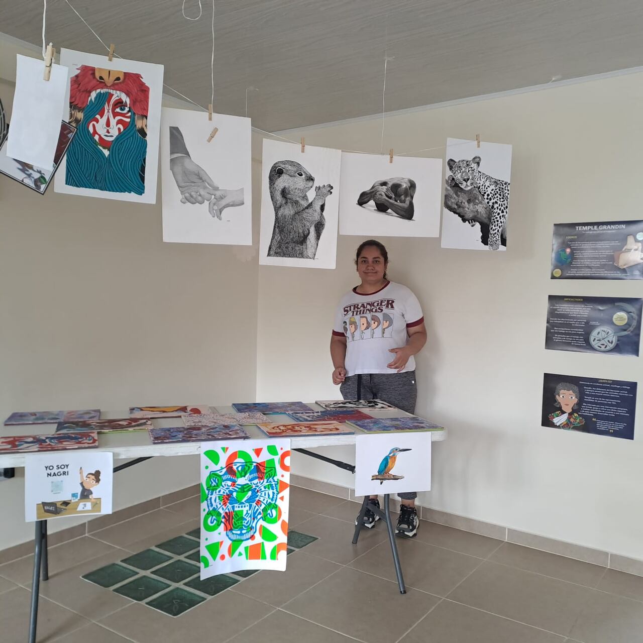 Nataly dibuja. Es también ilustradora. Sus creaciones se pueden ver en la cuenta de Instagram nagri02art. Con los dibujos, su mamá estampa camisetas para venderlas.