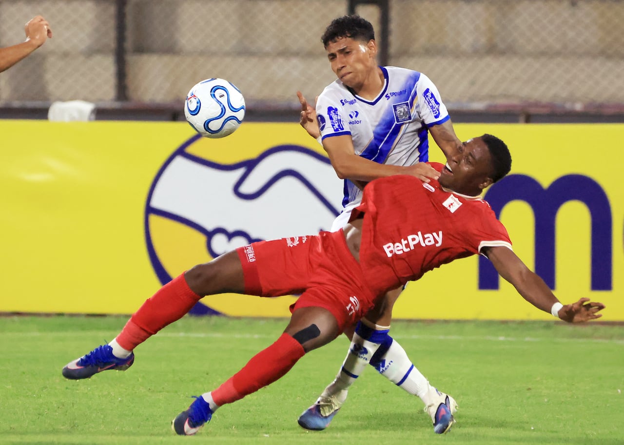 El delantero número 17 del América de Cali, Jan Lucumí, y el defensa número 21 del Alianza Atlético, Erick Perleche, luchan por el balón durante el partido de la fase de grupos de la Copa Sudamericana entre el Alianza Atlético de Perú y el América de Cali de Colombia en el estadio Miguel Grau del Callao en Bellavista, región del Callao, Perú, el 6 de mayo de 2026. (Foto de Connie FRANCE / AFP)