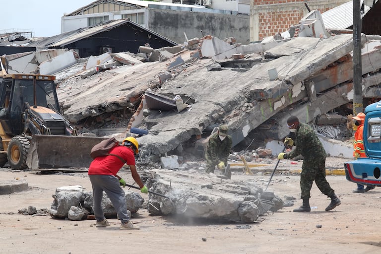 Terremoto en Cali afectaciones y demolición de estructuras colapsadas en la calle quinta con 44