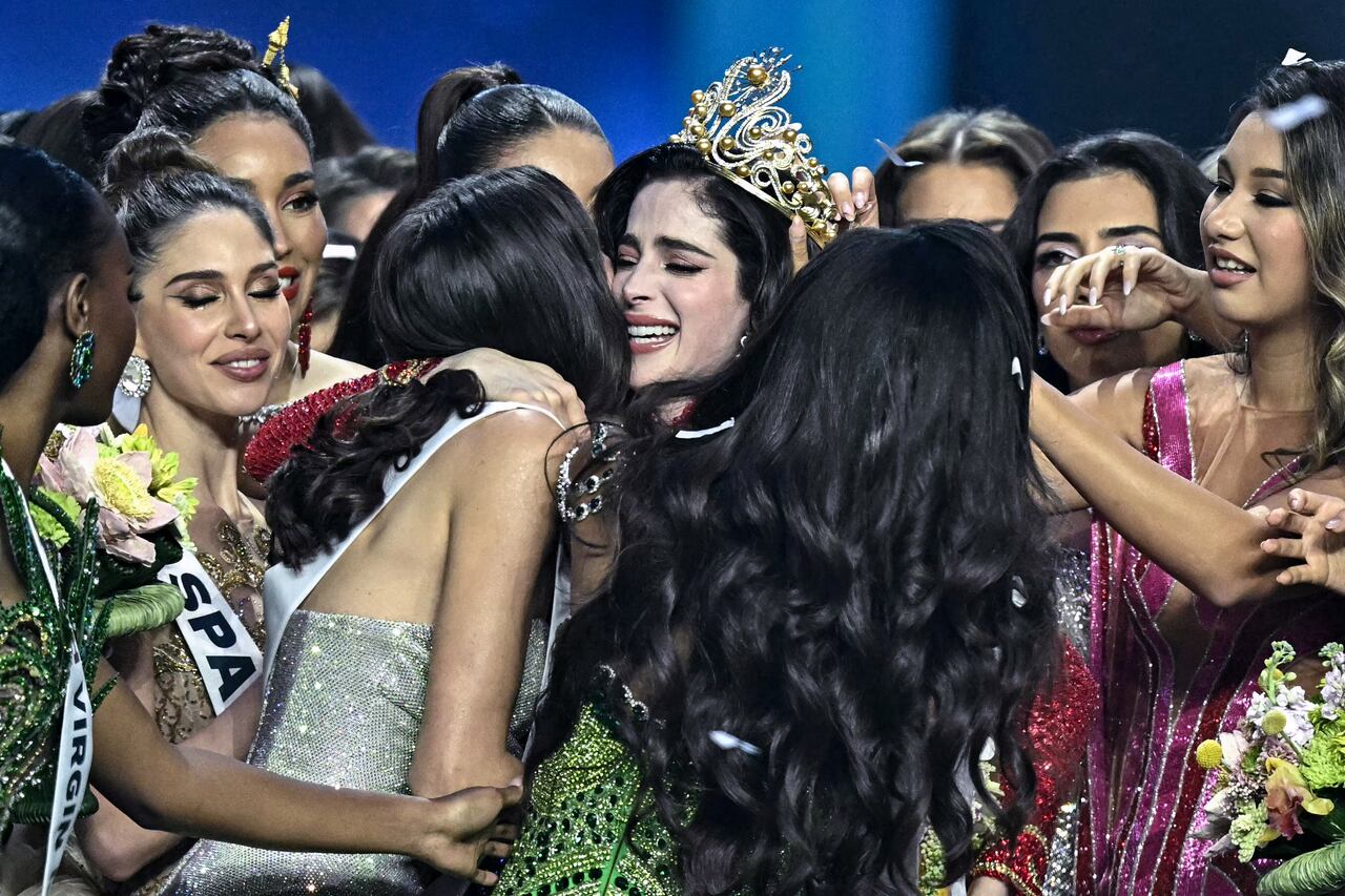 Miss Mexico Fatima Bosch (C) is crowned as she celebrates winning the 2025 Miss Universe pageant in Nonthaburi, north of Bangkok, on November 21, 2025. (Photo by Lillian SUWANRUMPHA / AFP)