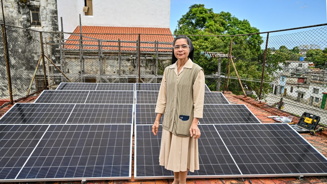 La hermana Gertrudis posa frente a un nuevo sistema fotovoltaico instalado en un comedor para ancianos administrado por la Iglesia Católica en el barrio de Guanabacoa, La Habana, el 4 de febrero de 2026. En toda Cuba, las familias luchan por hacer frente a los constantes apagones y la escasez, que se agrava bajo la presión económica del presidente estadounidense Donald Trump. Quienes pueden permitírselo instalan paneles solares, mientras que otros recurren a cocinar con carbón