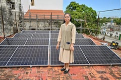 La hermana Gertrudis posa frente a un nuevo sistema fotovoltaico instalado en un comedor para ancianos administrado por la Iglesia Católica en el barrio de Guanabacoa, La Habana, el 4 de febrero de 2026. En toda Cuba, las familias luchan por hacer frente a los constantes apagones y la escasez, que se agrava bajo la presión económica del presidente estadounidense Donald Trump. Quienes pueden permitírselo instalan paneles solares, mientras que otros recurren a cocinar con carbón