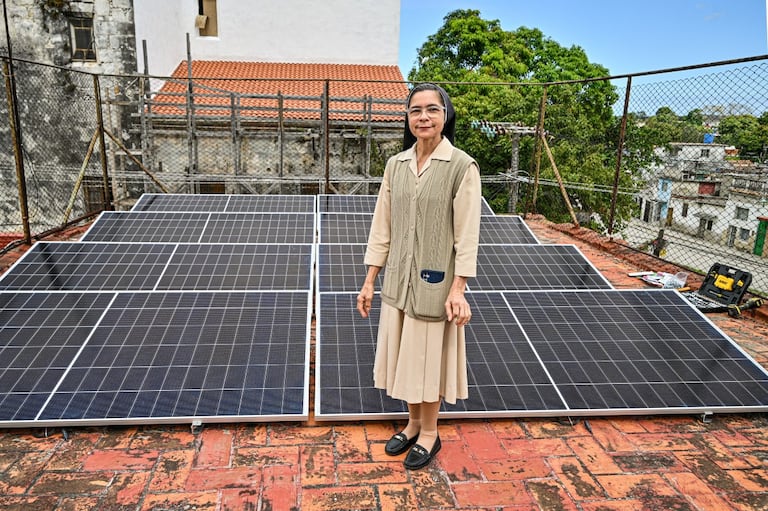 La hermana Gertrudis posa frente a un nuevo sistema fotovoltaico instalado en un comedor para ancianos administrado por la Iglesia Católica en el barrio de Guanabacoa, La Habana, el 4 de febrero de 2026. En toda Cuba, las familias luchan por hacer frente a los constantes apagones y la escasez, que se agrava bajo la presión económica del presidente estadounidense Donald Trump. Quienes pueden permitírselo instalan paneles solares, mientras que otros recurren a cocinar con carbón