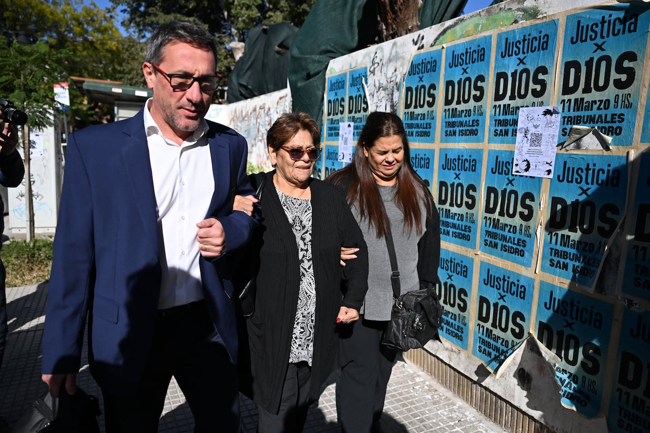 Ana Estela (C) y Claudia Maradona, hermanas del fallecido futbolista argentino Diego Maradona, llegan al juzgado de San Isidro para asistir a la audiencia del juicio por la muerte de su hermano en San Isidro, provincia de Buenos Aires, el 3 de abril de 2025. (Foto: Luis ROBAYO / AFP)
