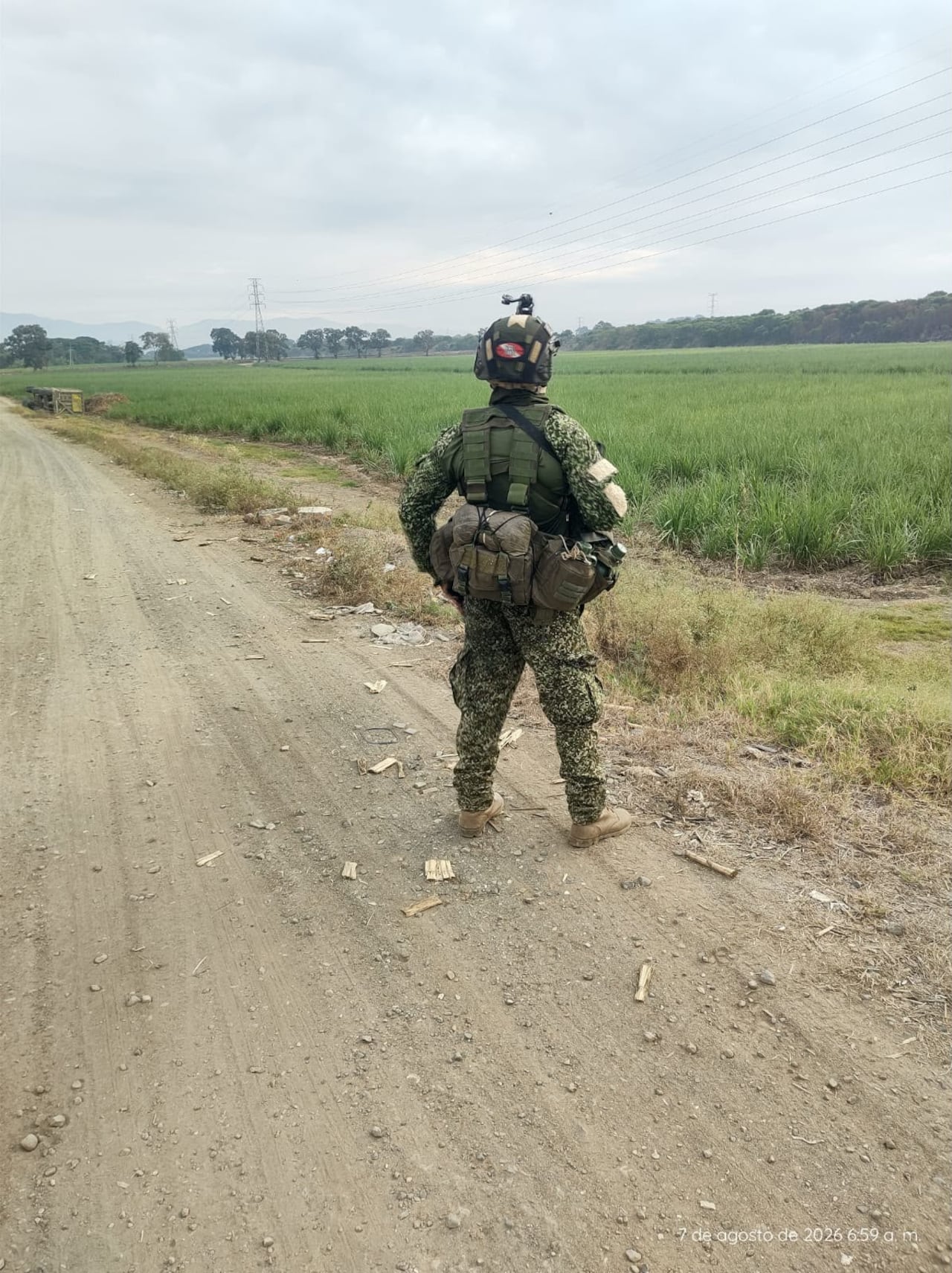 Integrantes de las Fuerzas Militares y de la Policía patrullan y custodian el río Cauca como parte del esquema de seguridad desplegado en Cali previa a la toma de juramento del presidente Abelardo De la Espriella y el vicepresidente José Manuel Restrepo.