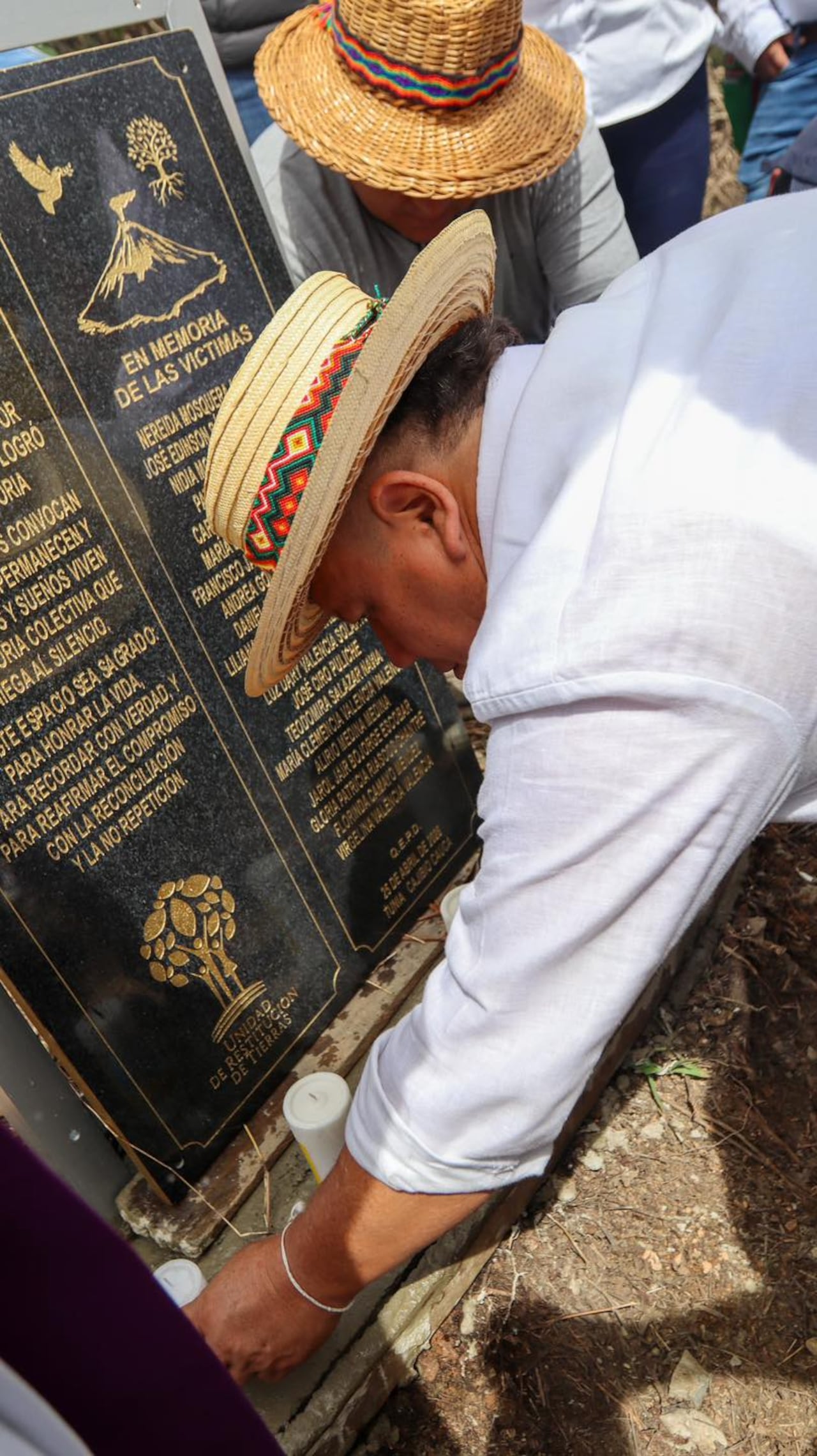 Autoridades ancestrales, comunidades y entidades del Estado participaron en la jornada “Abrazo a la Vida” realizada en Cajibío, Cauca, en honor a las 21 personas que fallecieron en esta masacre ejecutada por las disidencias de las Farc.