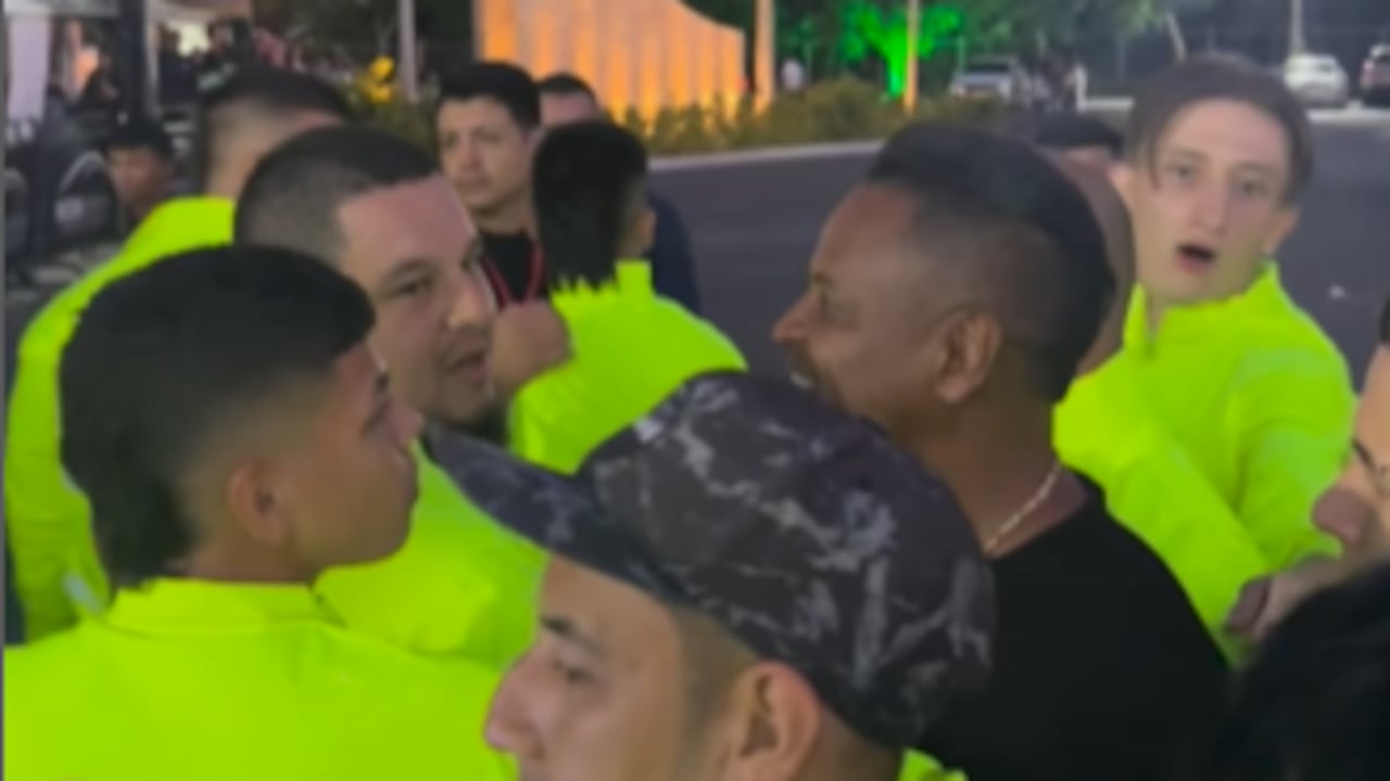 Omar Geles fue bajado de una tarima por policías en pleno concierto