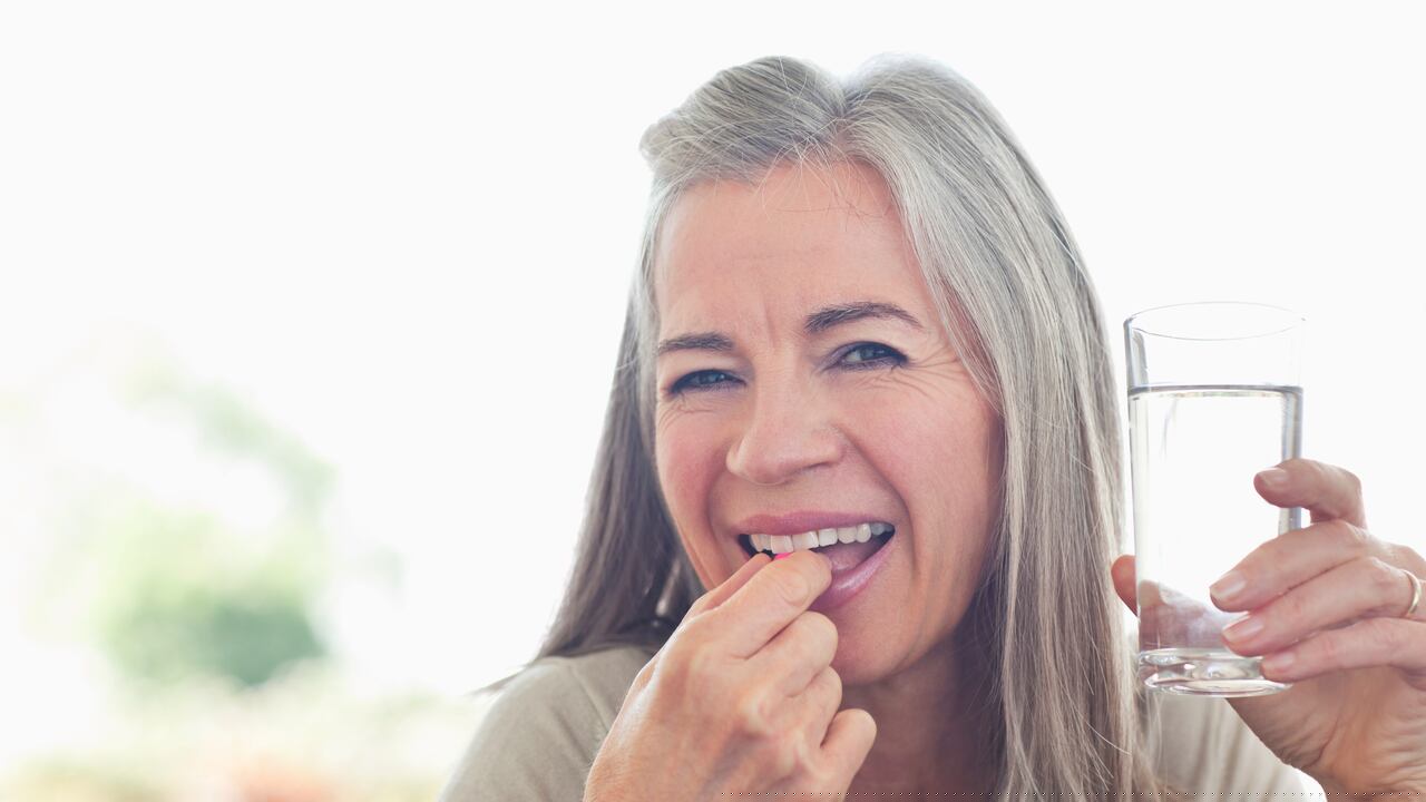 Mujer tomando vitaminas