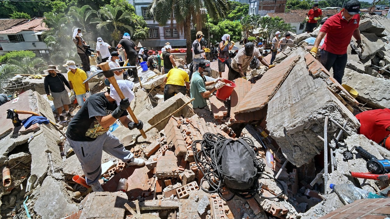 Trabajo de búsqueda de cuerpos de los escombros del edificio Cantabria ubicado en la calle 8B con carrera 45, del barrio Nueva Tequendama en Cali.