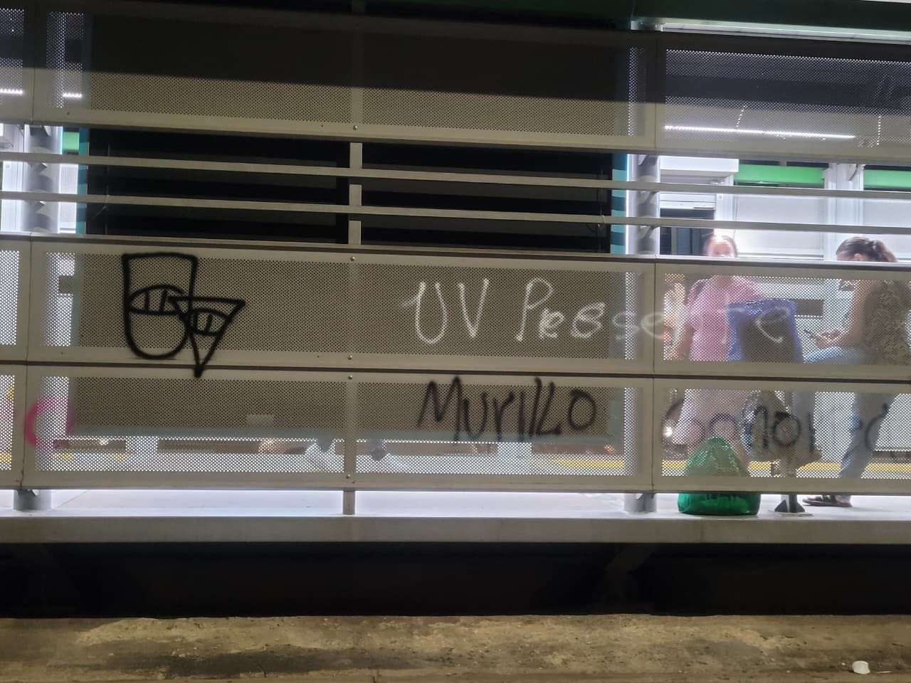 Encapuchados vandalizan estaciones del mío a lo largo de la calle quinta durante marcha de antorchas de univalle