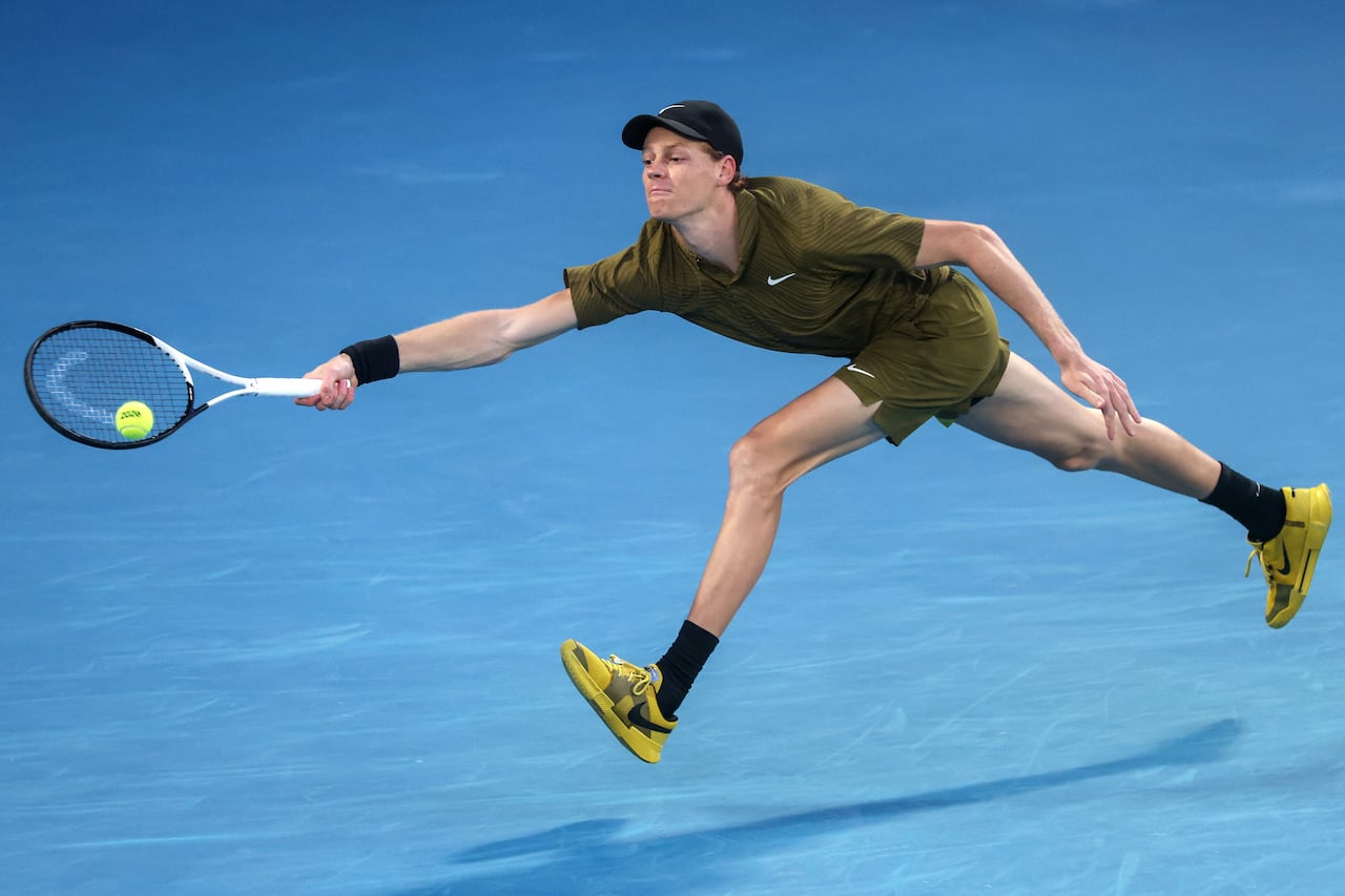 El italiano Jannik Sinner devuelve el balón al australiano James Duckworth durante su partido individual masculino en el quinto día del Abierto de Australia en Melbourne el 22 de enero de 2026. (Foto de IZHAR KHAN / AFP)
