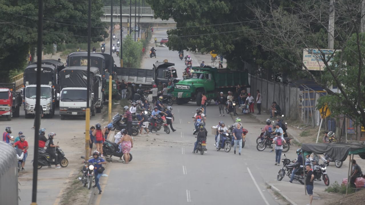 Bloqueos en el sector del Barrio El Palenque, en la via que comunica Bucaramanga con el Aeropuerto Internacional Palonegro, también se bloquea la zona industrial y se restringe la movilidad de cerca de 250 mil habitantes que viven en el municipio de Girón, Norte de Santander