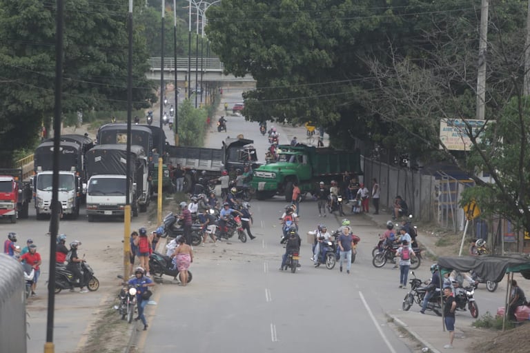 Bloqueos en el sector del Barrio El Palenque, en la via que comunica Bucaramanga con el Aeropuerto Internacional Palonegro, también se bloquea la zona industrial y se restringe la movilidad de cerca de 250 mil habitantes que viven en el municipio de Girón, Norte de Santander