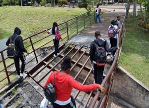 Un puente peatonal qué da miedo en el Distrito de Agua blanca, Afectando a todo un plantel educativo entre los Barios Mojica y El Poblado 2 de Cali.
