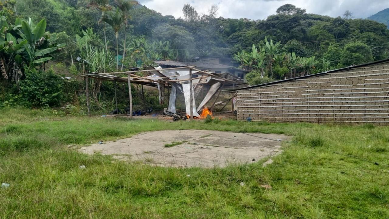 Tras recibir la alerta por medio de una llamada telefónica, un equipo antiexplosivos del Ejército Nacional se desplazó de manera inmediata hasta el lugar de los hechos.