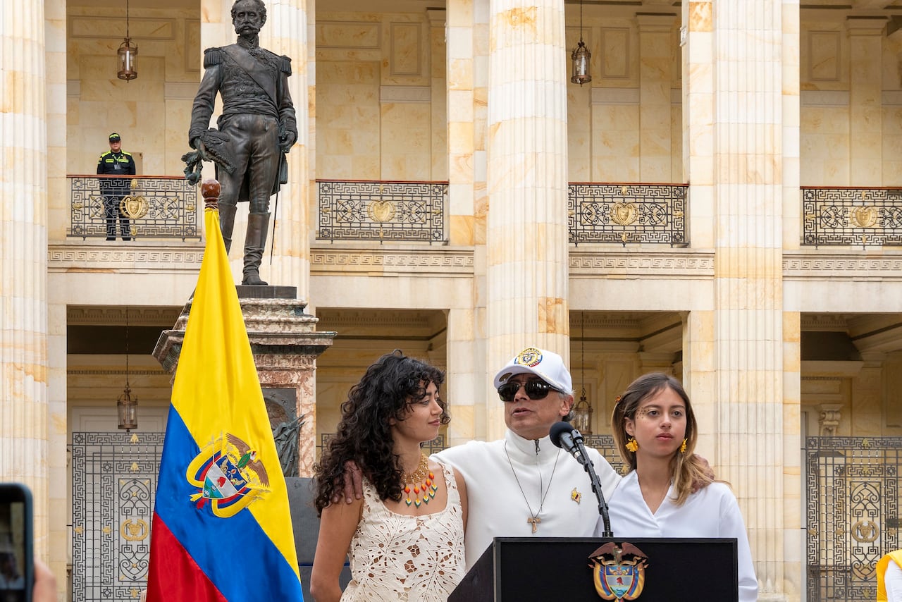 El presidente, Gustavo Petro, en compañía de sus hijas Sofía y Antonella Petro, el 21 de junio de 2026, en Bogotá