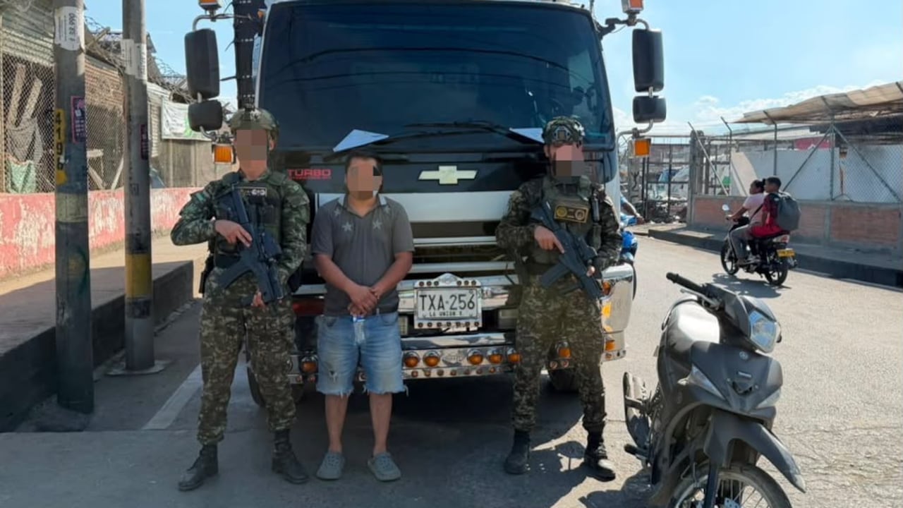 Este fue el momento cuando los militares colombianos rescataron al conductor, quien terminó en poder de los integrantes de una pandilla de la vereda El Chamizo de Padilla, Cauca.