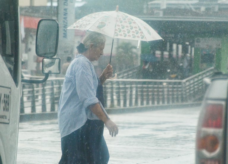 Varias personas en el sur de Cali se vieron obligadas en sacar sus paraguas luego de que horas antes hiciera un clima seco.