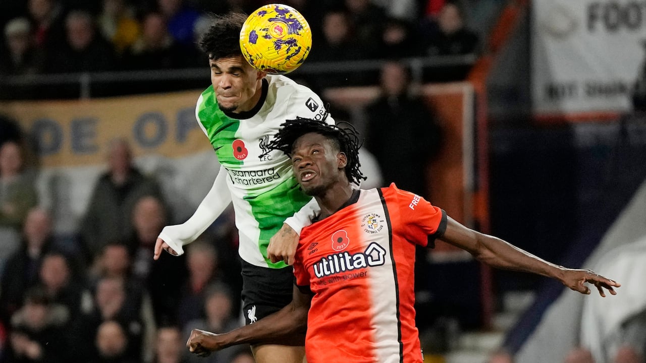 Momento en que Luis Díaz anota el gol del empate ante el Luton por la Premier League.