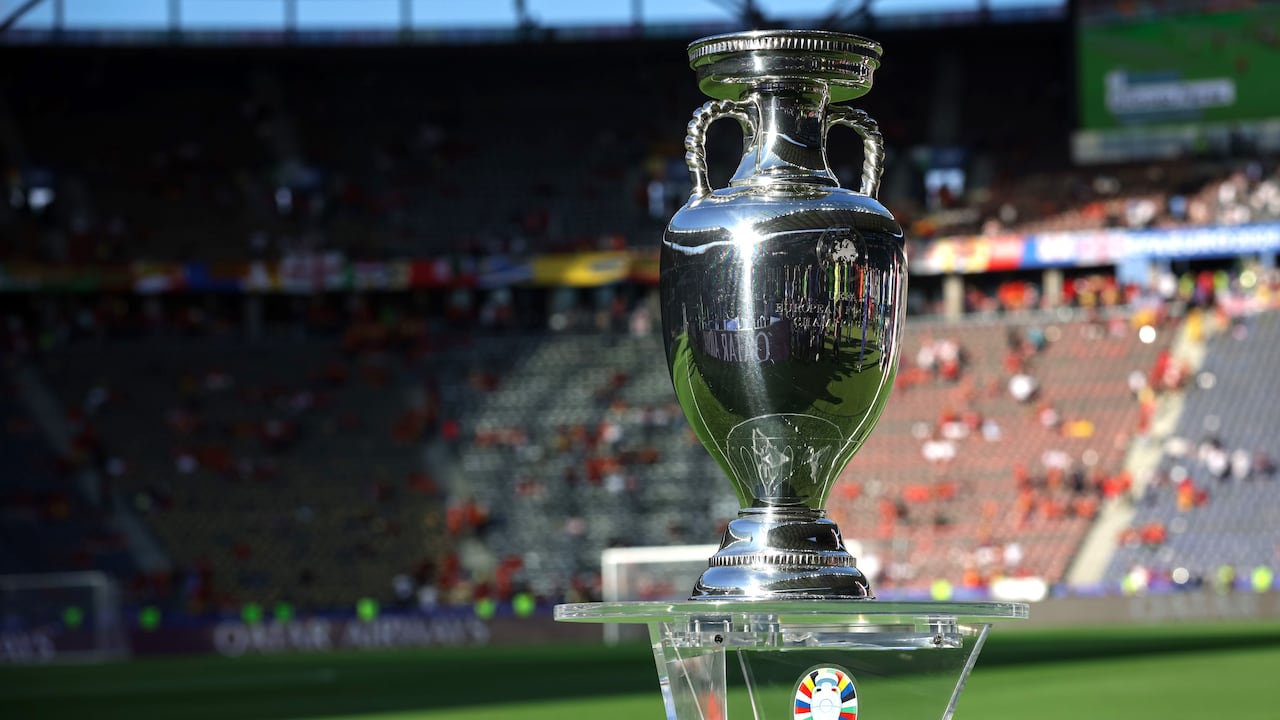 El codiciado trofeo de la Eurocopa. España o Inglaterra, algunas de estas selecciones lo levantará este domingo 14 de julio.