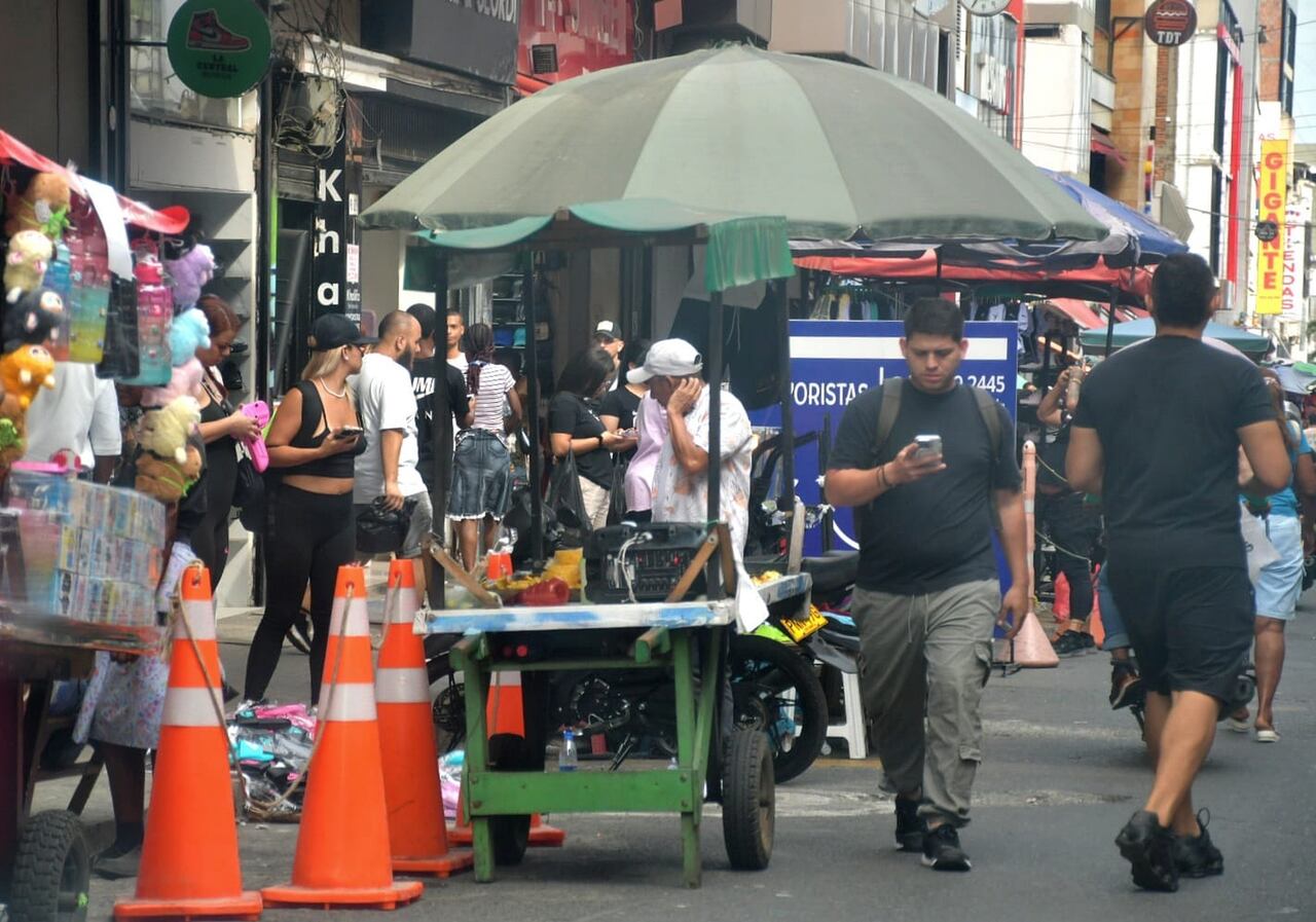 La calle 14 en el centro de Cali entre carrera 5ta y 10 invadida por completo por ventas ambulantes.